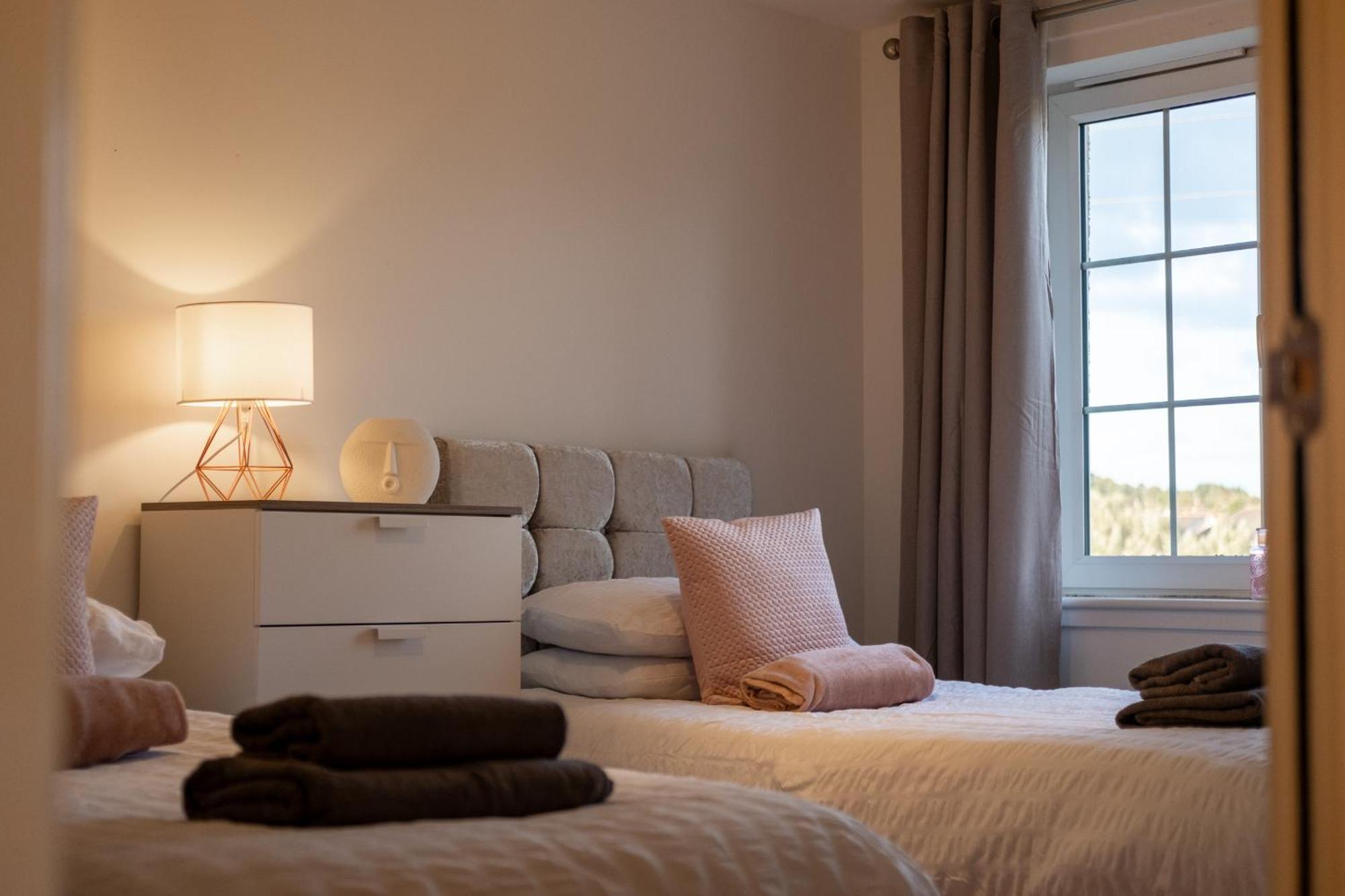 Mackie - Sja - 3 Bed With Parking * Westhill