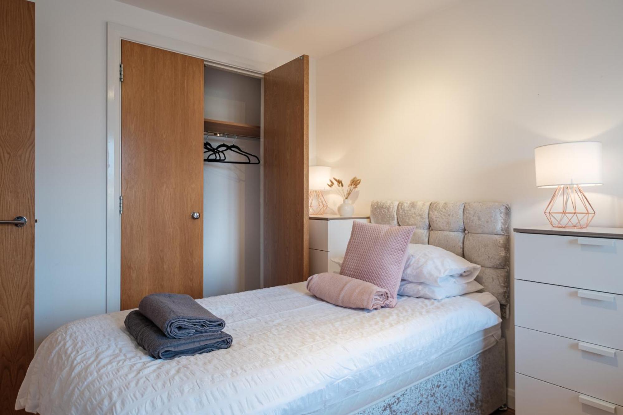 Mackie - Sja - 3 Bed With Parking Apartment Westhill