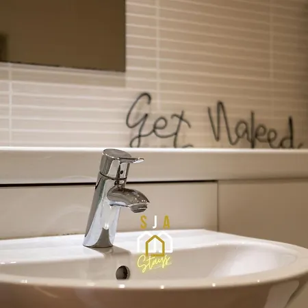 Mackie Residence - Sja Stays - 3 Bed Apartment With Parking Westhill Buitenkant foto