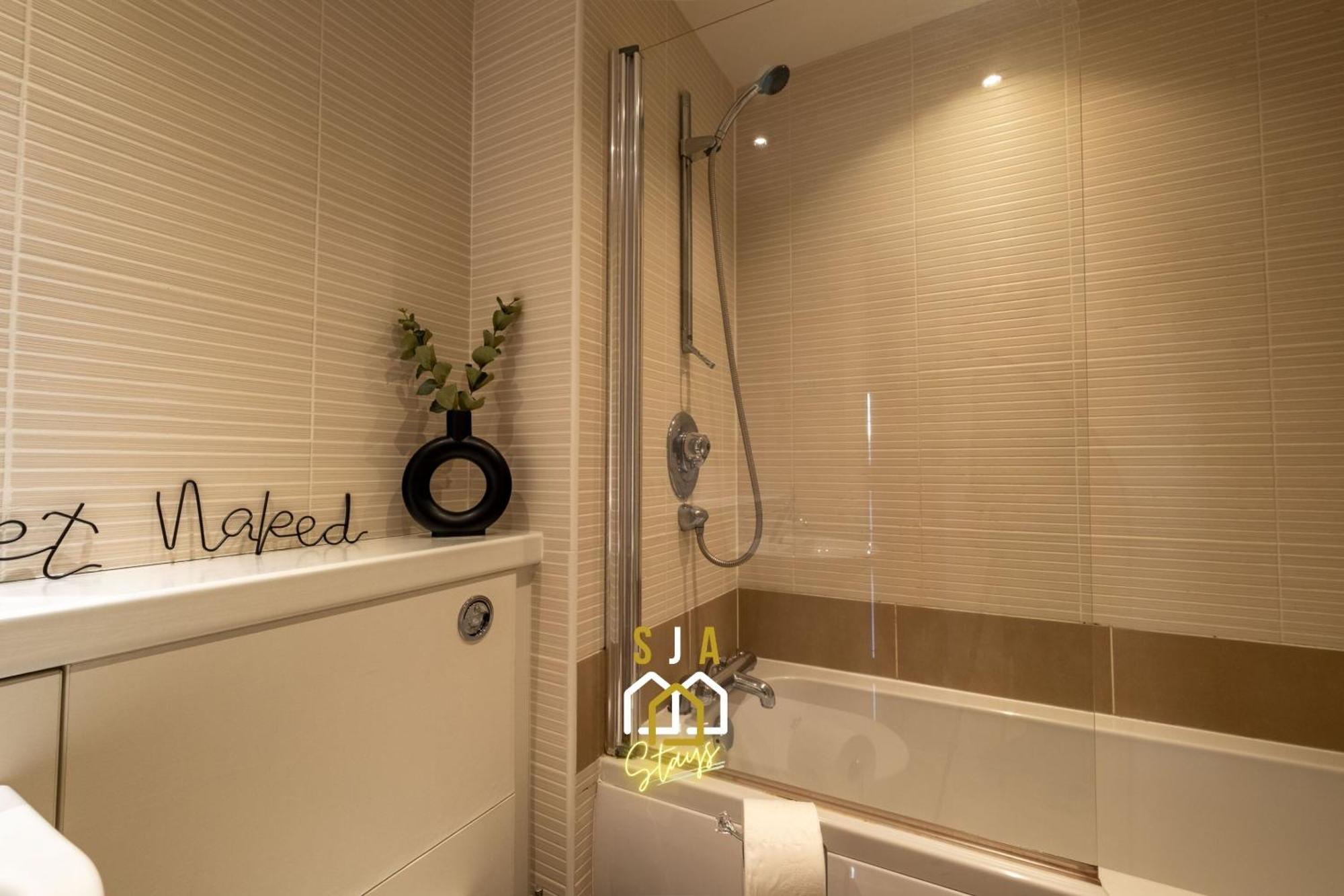 Mackie - Sja - 3 Bed With Parking *