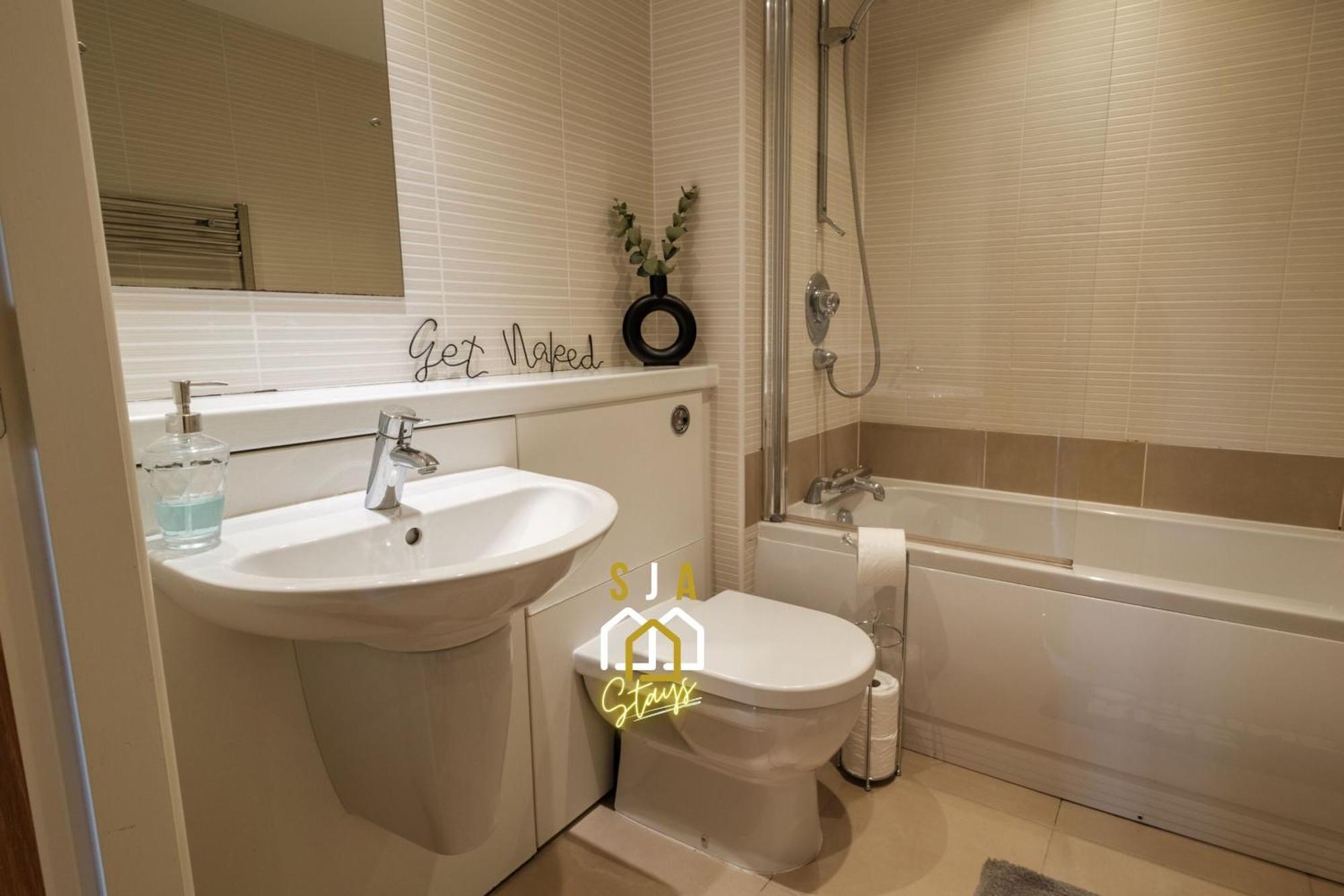 Mackie - Sja - 3 Bed With Parking Apartment