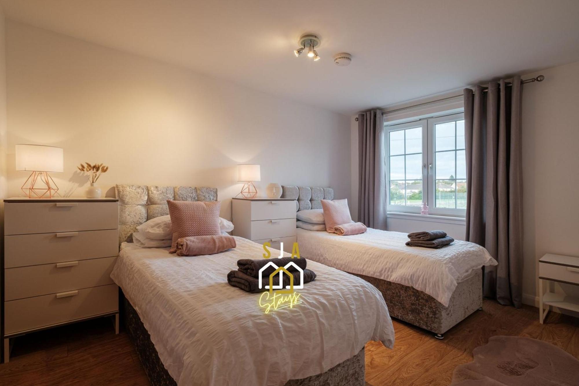 Mackie - Sja - 3 Bed With Parking Apartment *