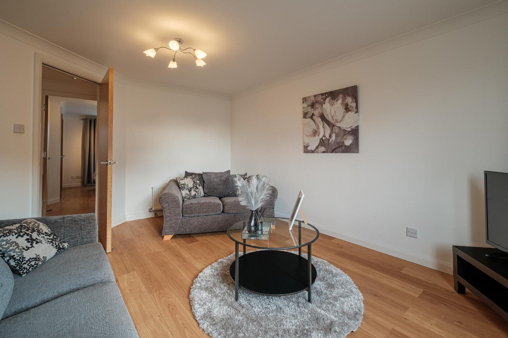 Mackie - Sja - 3 Bed With Parking * Westhill