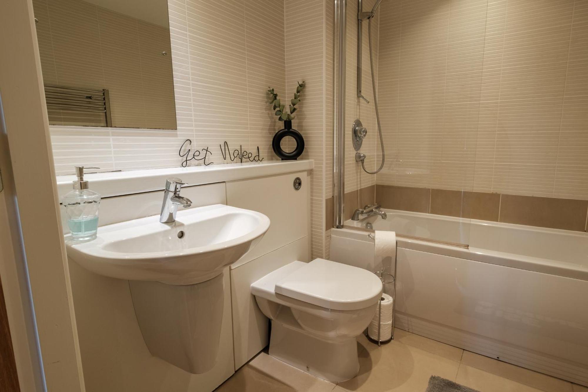 Mackie - Sja - 3 Bed With Parking *