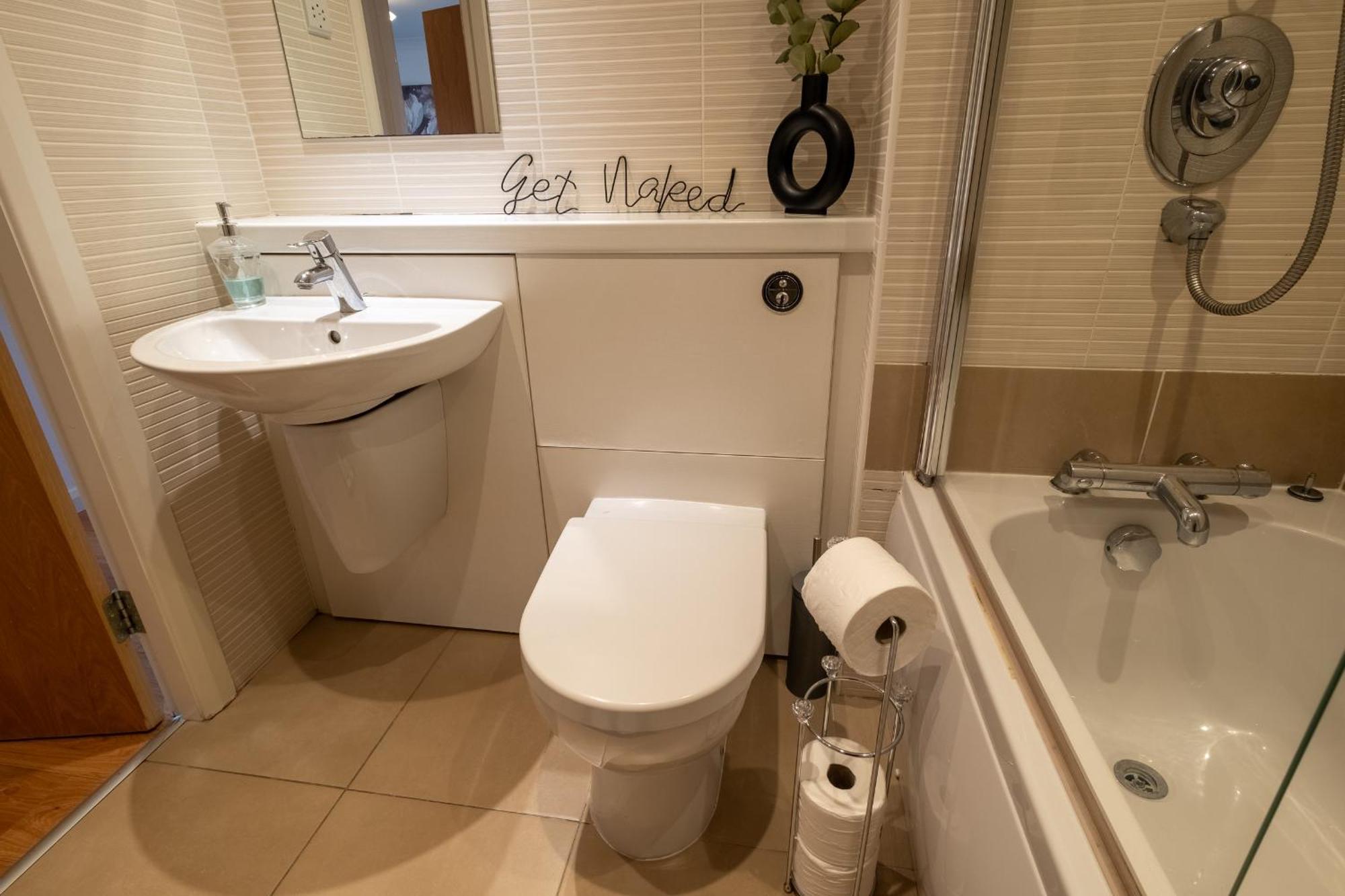 Mackie - Sja - 3 Bed With Parking *