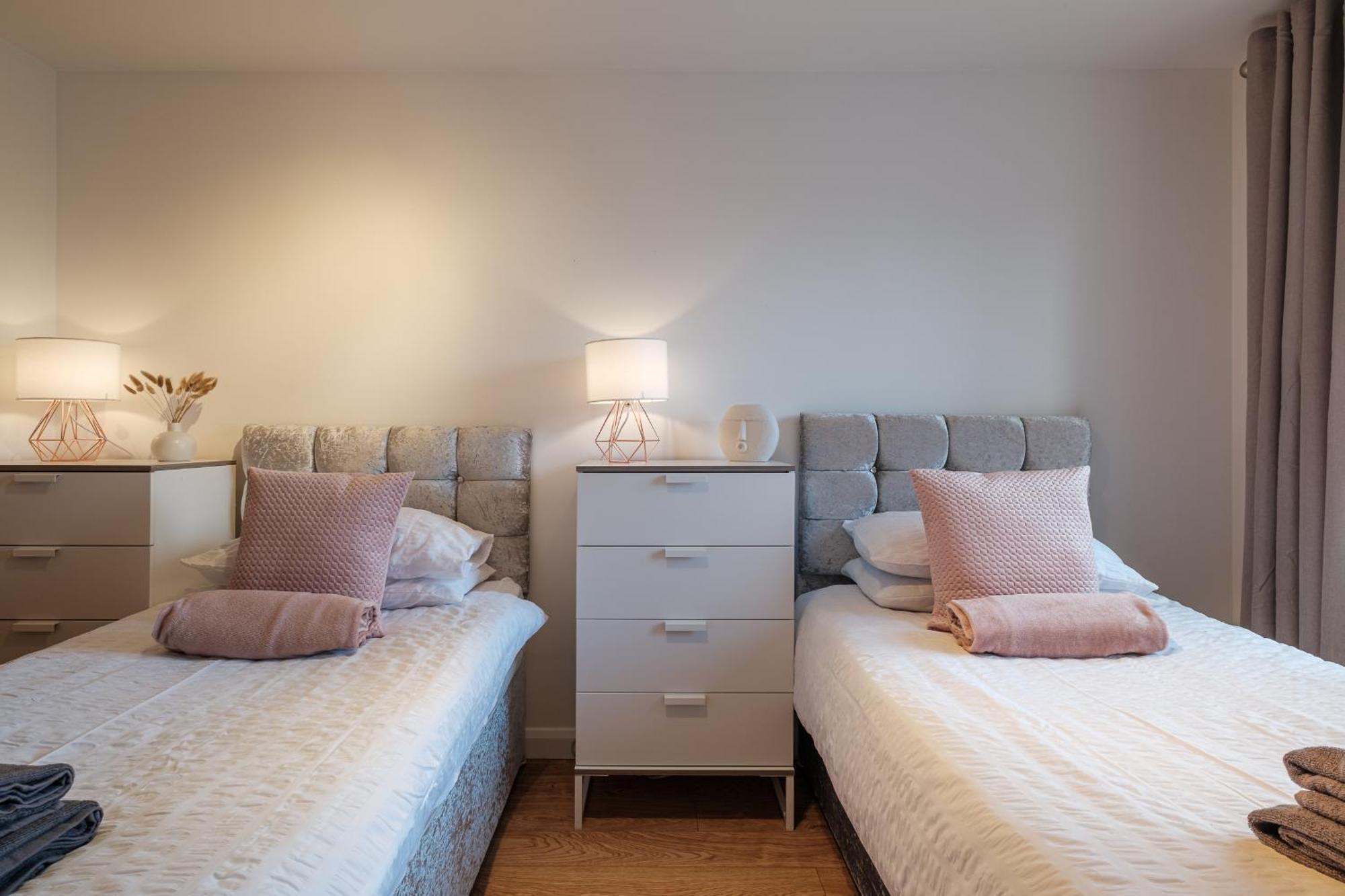 Mackie - Sja - 3 Bed With Parking *