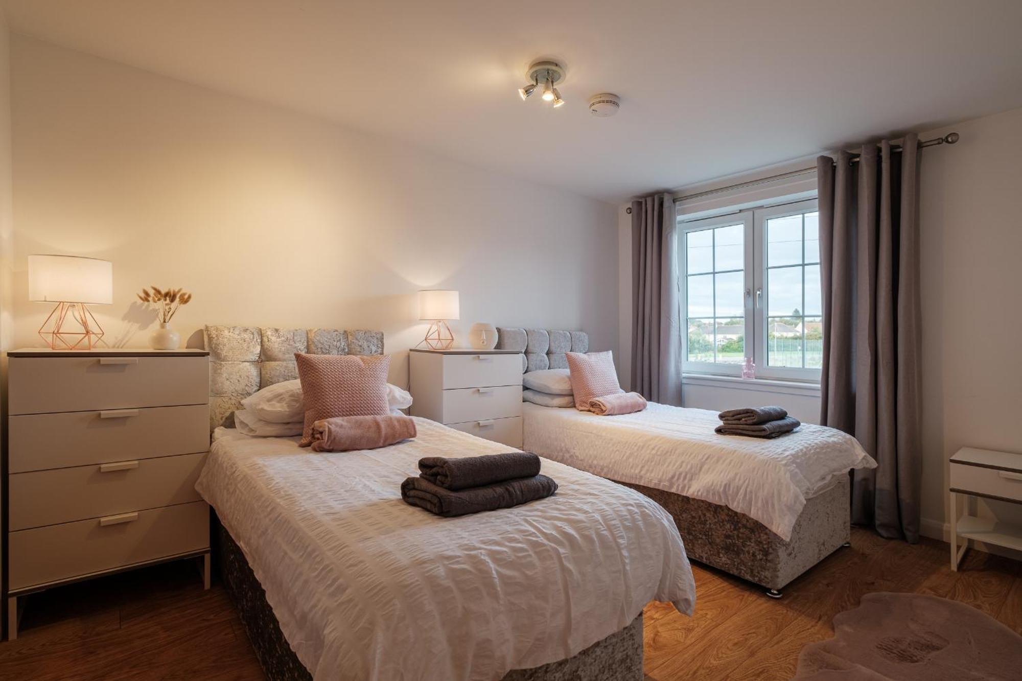 Mackie - Sja - 3 Bed With Parking * Westhill